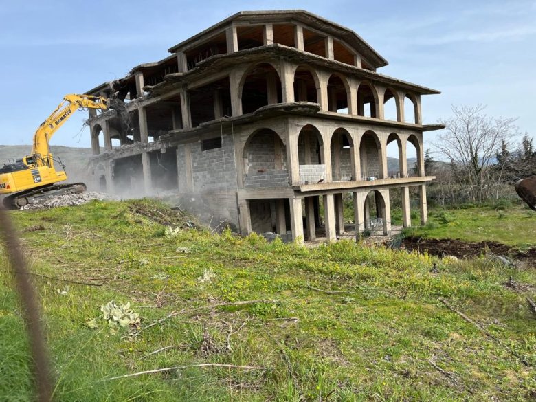 Randazzo: ecomostro del boss Sangani abbattuto dopo oltre 40 anni