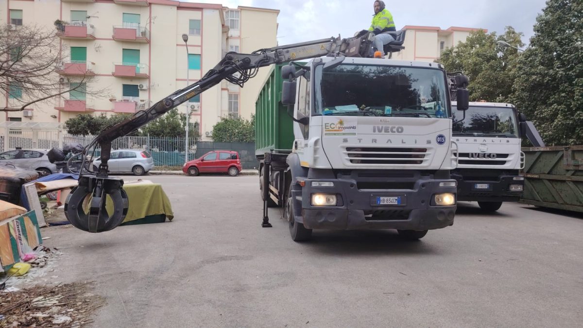FOTO | Vampe di San Giuseppe a Palermo, Rap e forze dell’ordine a lavoro per arginare le cataste di legno
