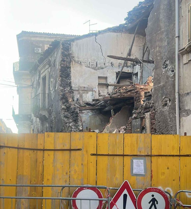 Catania, in Via Naumachia le prime operazioni per la demolizione dello stabile pericolante