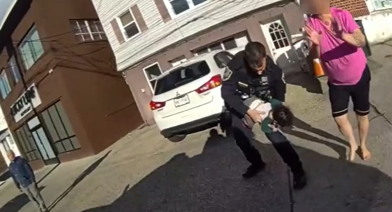 VIDEO | Neonato soffoca: agente eroe interviene in pochi secondi e gli salva la vita