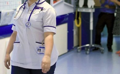 Focolaio di meningite nel Regno Unito, 27 casi e due morti nel Kent: appello per la vaccinazione di massa