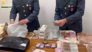 VIDEO | Ordina hashish con pacco postale, arrestato 28enne: sequestrati oltre 11 kg di droga
