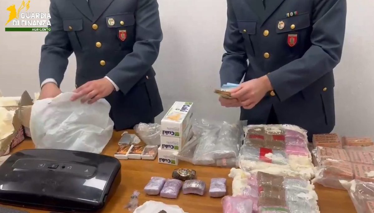 VIDEO | Ordina hashish con pacco postale, arrestato 28enne: sequestrati oltre 11 kg di droga