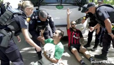 VIDEO | Australia, bloccato autobus con le calciatrici iraniane richiedenti asilo