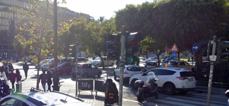 Palermo, tranciati cavi durante dei lavori di scavo: danneggiato semaforo di piazza Castelnuovo