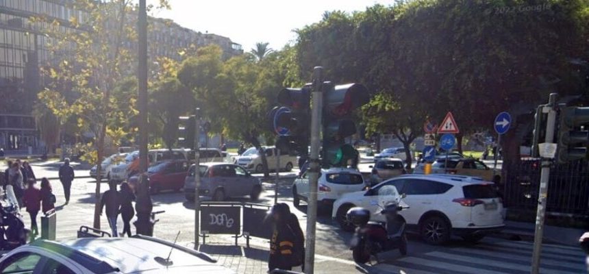 Palermo, tranciati cavi durante dei lavori di scavo: danneggiato semaforo di piazza Castelnuovo