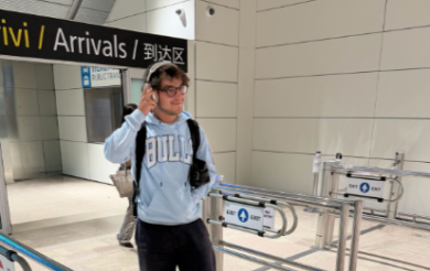 Iran, la fuga da Dubai verso l’Oman per tornare in Italia. La madre di uno studente: “I giorni peggiori della mia vita, amareggiata dallo Stato”