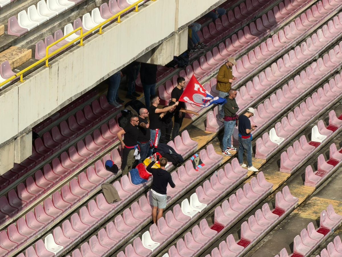 Tifosi del Catania all'Arechi