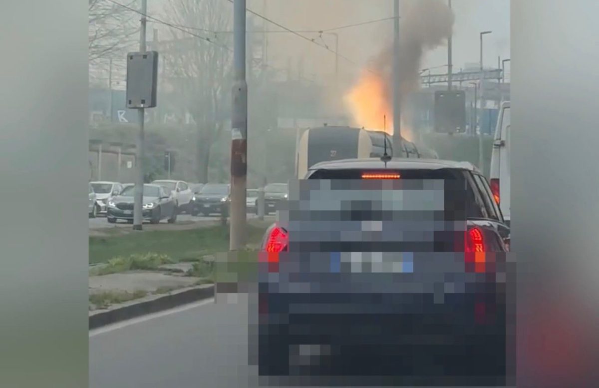 VIDEO | Tram in fiamme a Milano: di nuovo paura tra i passeggeri