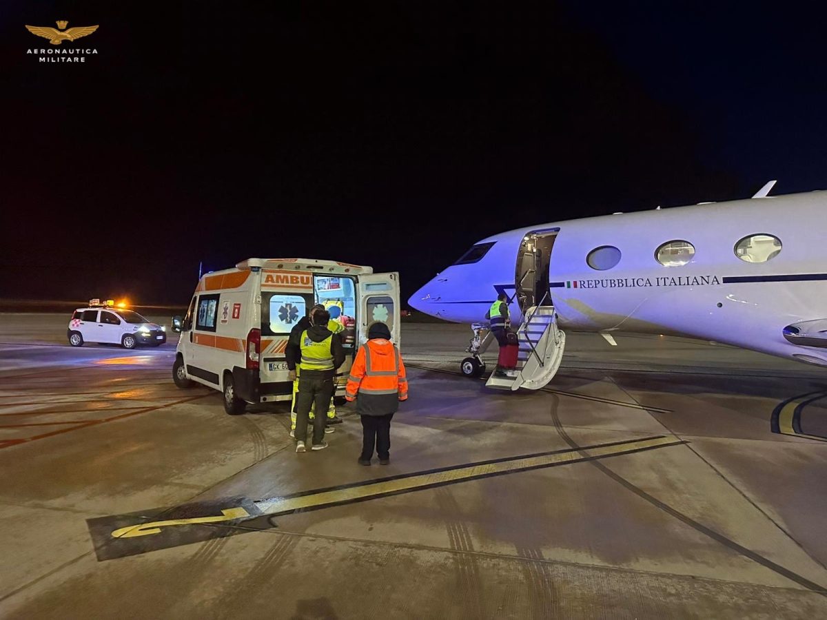 Uomo di 70 anni in pericolo di vita, volo dell’Aeronautica Militare lo trasporta da Pantelleria a Trapani Uomo di 70 anni in pericolo di vita, volo dell’Aeronautica Militare lo trasporta da Pantelleria a Trapani