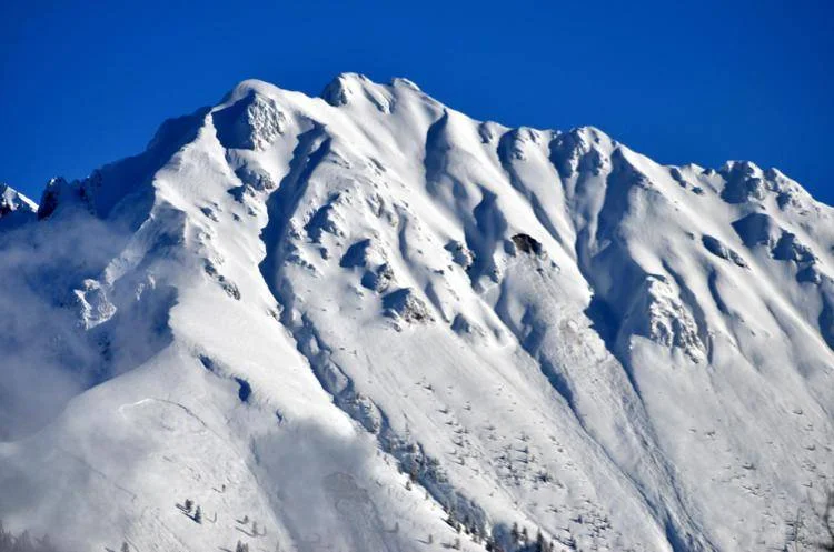 Valanga travolge due escursionisti: c’è un morto, inutile ogni tentativo di salvataggio
