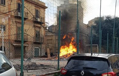 Tentano di accendere una vampa di San Giuseppe, interviene la polizia: tensione a Palermo