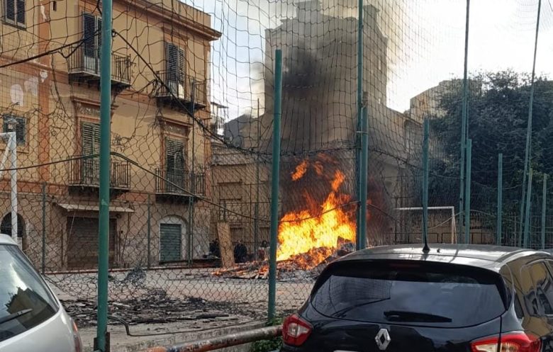 Tentano di accendere una vampa di San Giuseppe, interviene la polizia: tensione a Palermo