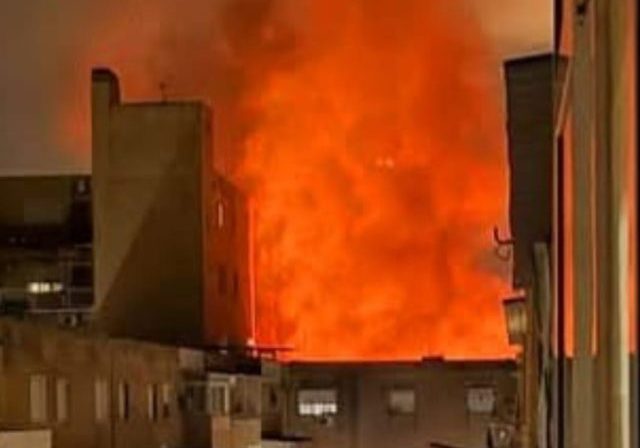 VIDEO e FOTO | Notte d’inferno allo Zen per le vampe di San Giuseppe, auto e cassonetti bruciati