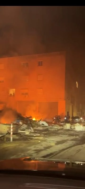 VIDEO e FOTO | Notte d’inferno allo Zen per le vampe di San Giuseppe, auto e cassonetti bruciati
