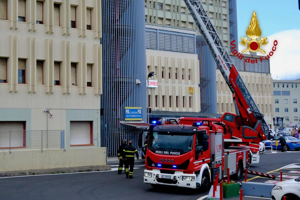 FOTO | Incendio all’ospedale Cannizzaro di Catania, evacuati i pazienti