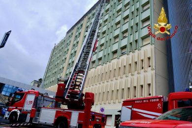 FOTO | Incendio all’ospedale Cannizzaro di Catania, evacuati i pazienti