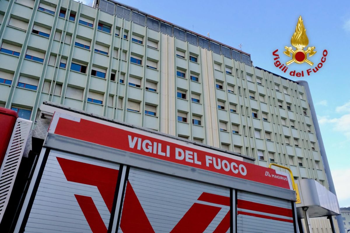 FOTO | Incendio all’ospedale Cannizzaro di Catania, evacuati i pazienti
