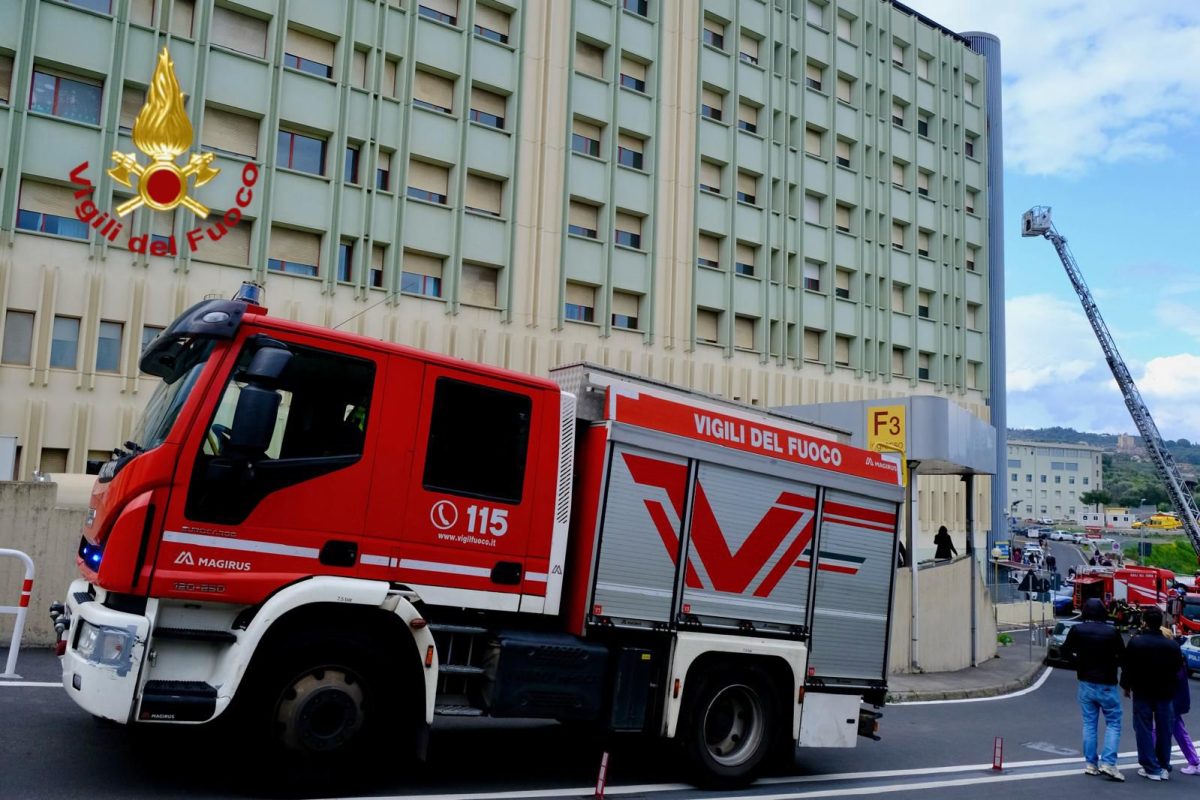 FOTO | Incendio all’ospedale Cannizzaro di Catania, evacuati i pazienti