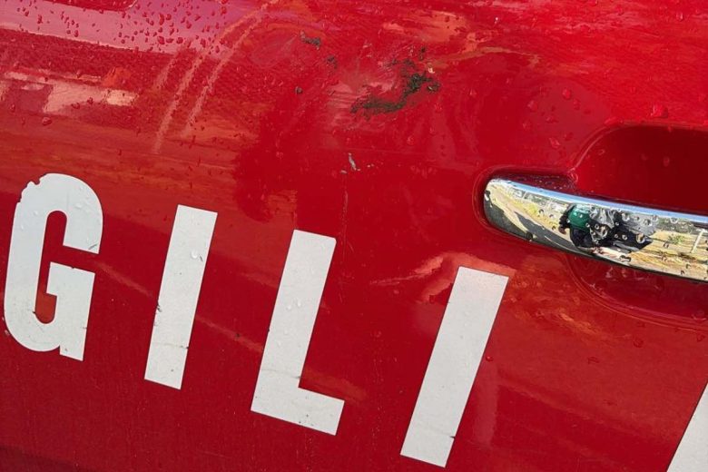 FOTO – Palermo, circa 80 gli interventi dei VdF nelle ultime ore per incendi di Vampe: tra i mezzi danneggiati anche quelli degli operatori