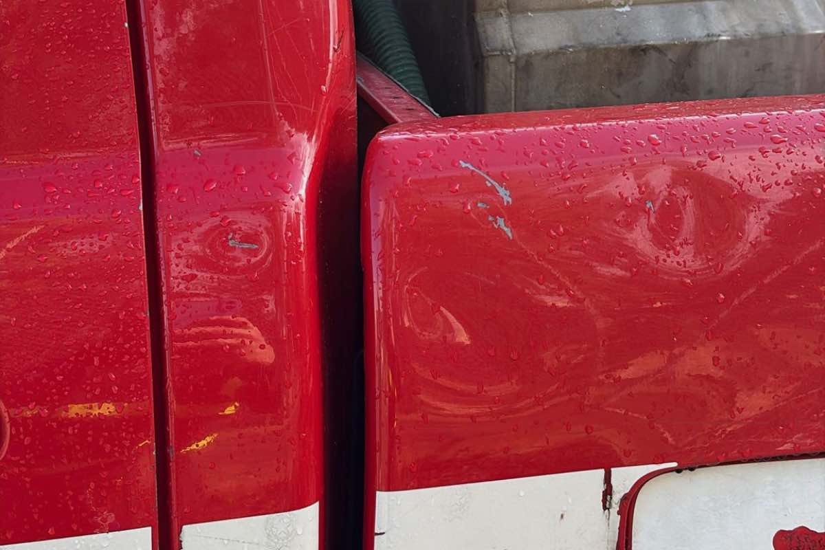 FOTO – Palermo, circa 80 gli interventi dei VdF nelle ultime ore per incendi di Vampe: tra i mezzi danneggiati anche quelli degli operatori