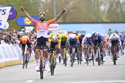 Ciclismo, Ganna vince l’Attraverso le Fiandre
