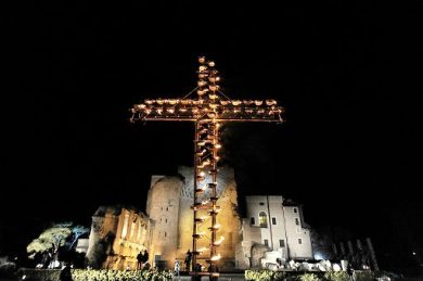 ”Guerre, abusi e autorità senza limiti” nella prima Via Crucis di Leone