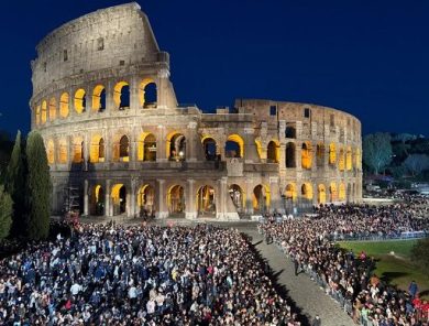 Papa presiede Via Crucis, folla in attesa