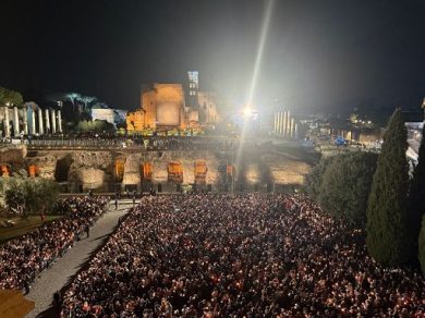 Papa, termina Via Crucis con preghiera San Francesco