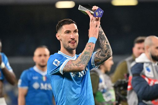 Calcio, Napoli vince ed è secondo, Conte lusingato dalla Nazionale