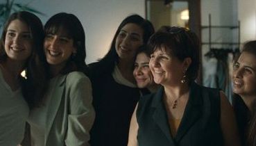 Tv, “Happy Holidays” arriva dall’11 aprile in esclusiva su RaiPlay