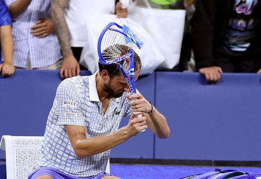 Tennis, Medvedev perde la testa, Berrettini dilaga