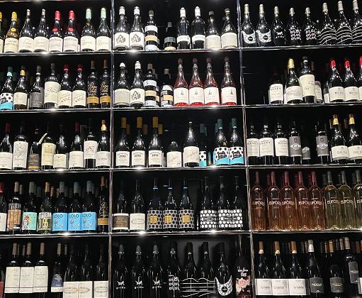 Sace: l’export del vino italiano cala a 7,8 miliardi nel 2025