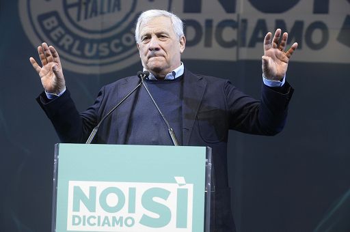 Caos in Fi, domani Tajani incontra i Berlusconi: nodo capogruppo e congressi
