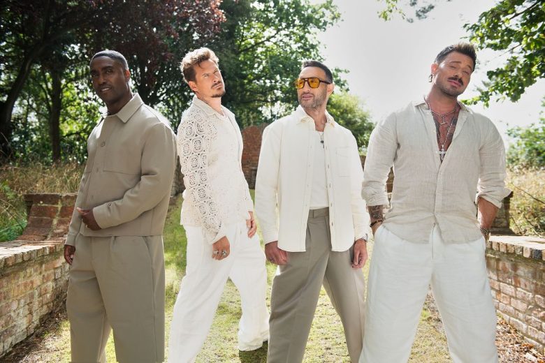 I Blue tornano con “Flowers” scritto dall’amico Robbie Williams