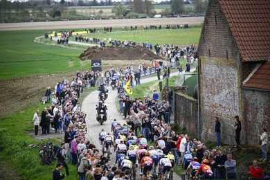 Ciclismo, Roubaix a Van Aert, battuto Pogacar