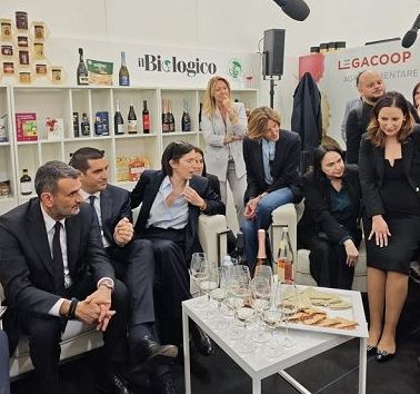 Legacoop inaugura stand a Vinitaly: comparto vino centrale