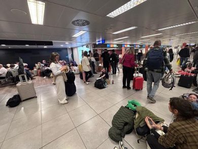 Passeggeri a terra a Linate, easyJet: colpa dei controlli di frontiera