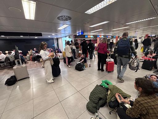 Passeggeri a terra a Linate, easyJet: colpa dei controlli di frontiera Passeggeri a terra a Linate, easyJet: colpa dei controlli di frontiera