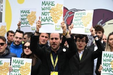 A Vinitaly flash mob giovani Coldiretti “make wine, not war”