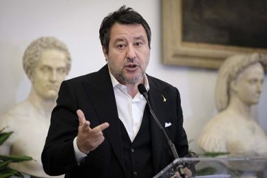 Lega, Salvini al Federale attacca le “assurde regole europee”