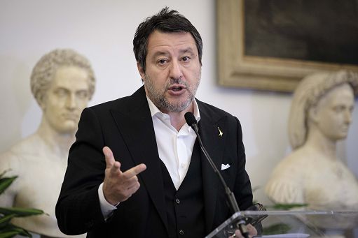 Lega, Salvini al Federale attacca le “assurde regole europee”