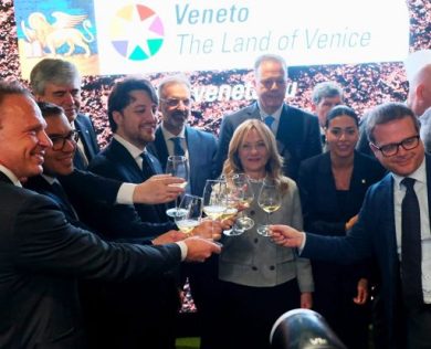 Vinitaly, Meloni a stand Veneto brinda con spumante Monti Lessini