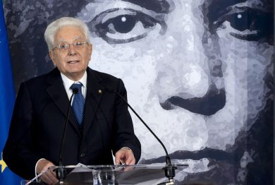 Papa, Mattarella: mondo deve riconoscenza per richiamo su autoesaltazione