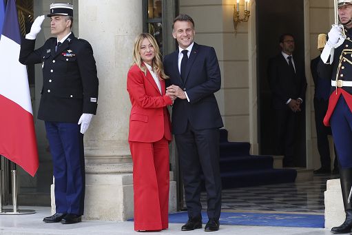 Meloni a Parigi con i Volenterosi: l’Italia pronta a inviare navi