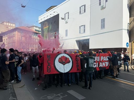 Lega, tensione a Milano fra anti-patrioti e agenti. Idranti e fumogeni