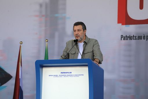 Salvini in piazza coi Patrioti: noi gli unici avversari di Bruxelles