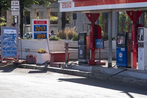 Carburanti, Mimit: benzina cala a 1,760 euro al litro, diesel cala a 2,106 Carburanti, Mimit: benzina cala a 1,760 euro al litro, diesel cala a 2,106