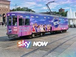 Tv, “Beverly Hills, 90210” sbarca a Milano e fa rivivere gli anni ’90