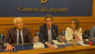 Dl sicurezza, Magi (+Eu) porta e cede cannabis alla Camera